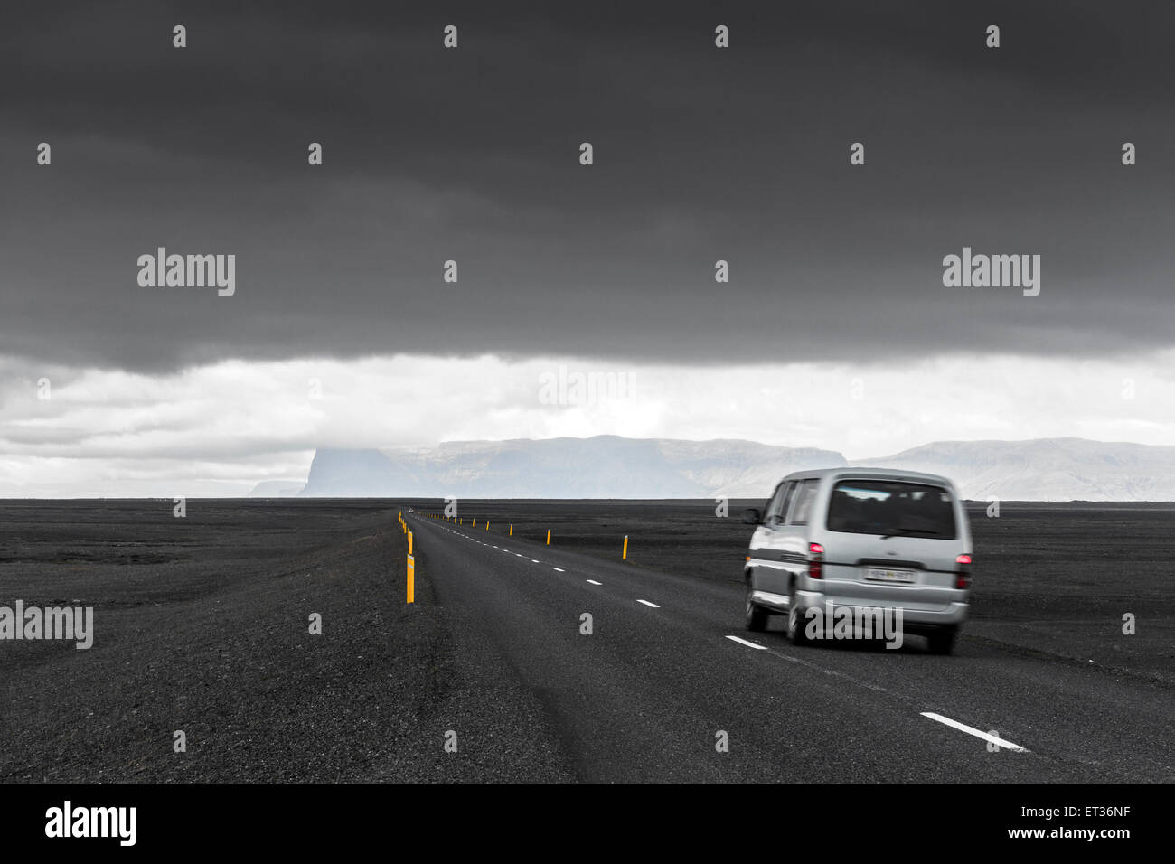 Route de l'Islande traversant des plaines inondables Skeioararsandur ci-dessous l'Skeiorarjokull Islande Glacier Banque D'Images