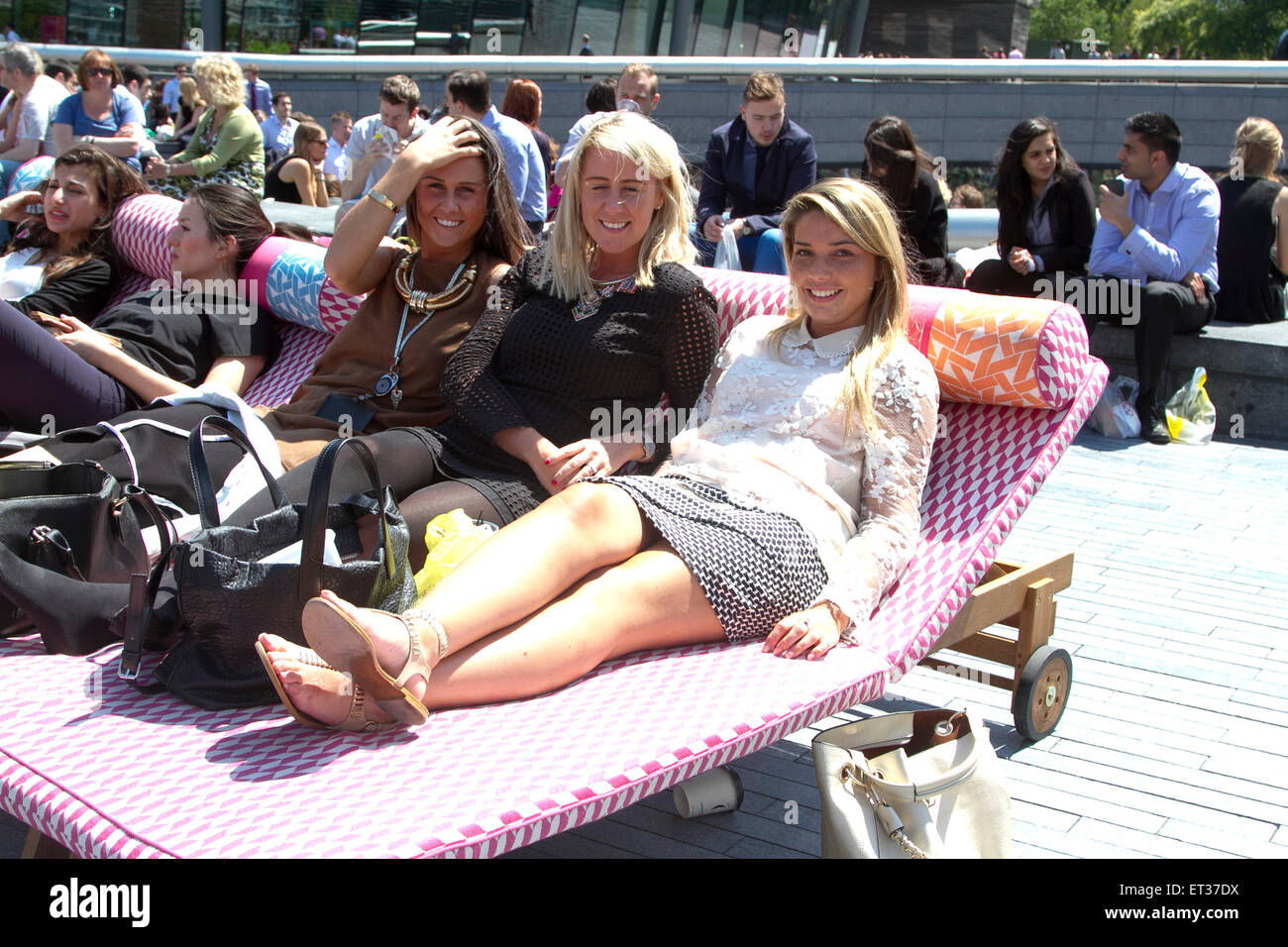 London UK. 11 juin 2015. Les employés de bureau (L-R) Chantelle, Kelly et Molly vous détendre sur des transats sur une chaude journée ensoleillée comme les températures devraient grimper à 23 degrés dans la capitale : Crédit amer ghazzal/Alamy Live News Banque D'Images