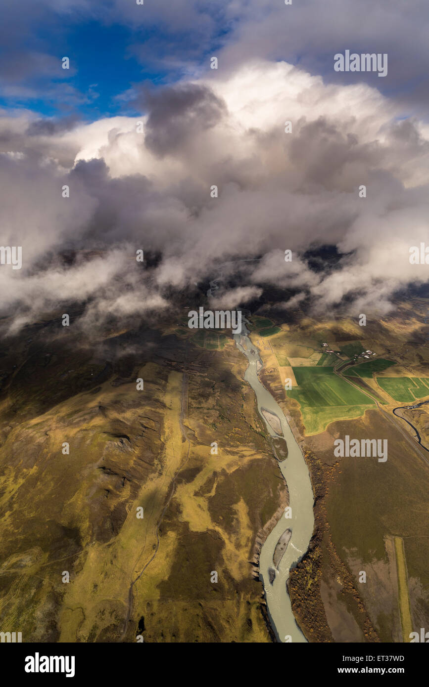 Vue aérienne de la rivière couverte de nuages et de terres agricoles, de l'Islande Banque D'Images