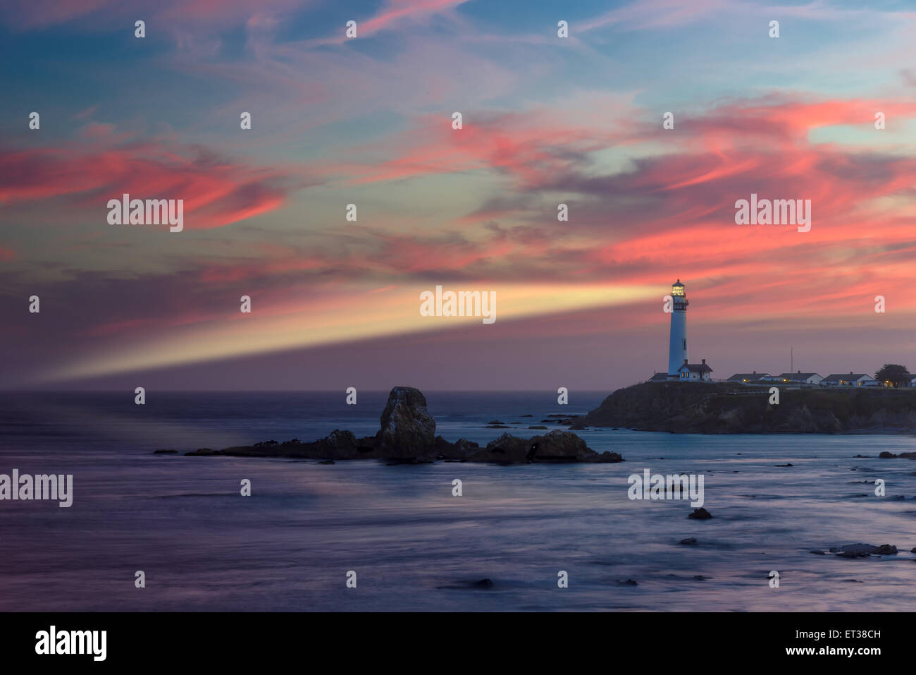 Faisceau du projecteur phare grâce à l'air marin au coucher du soleil, Pigeon Point Lighthouse, la côte du Pacifique, en Californie, USA Banque D'Images