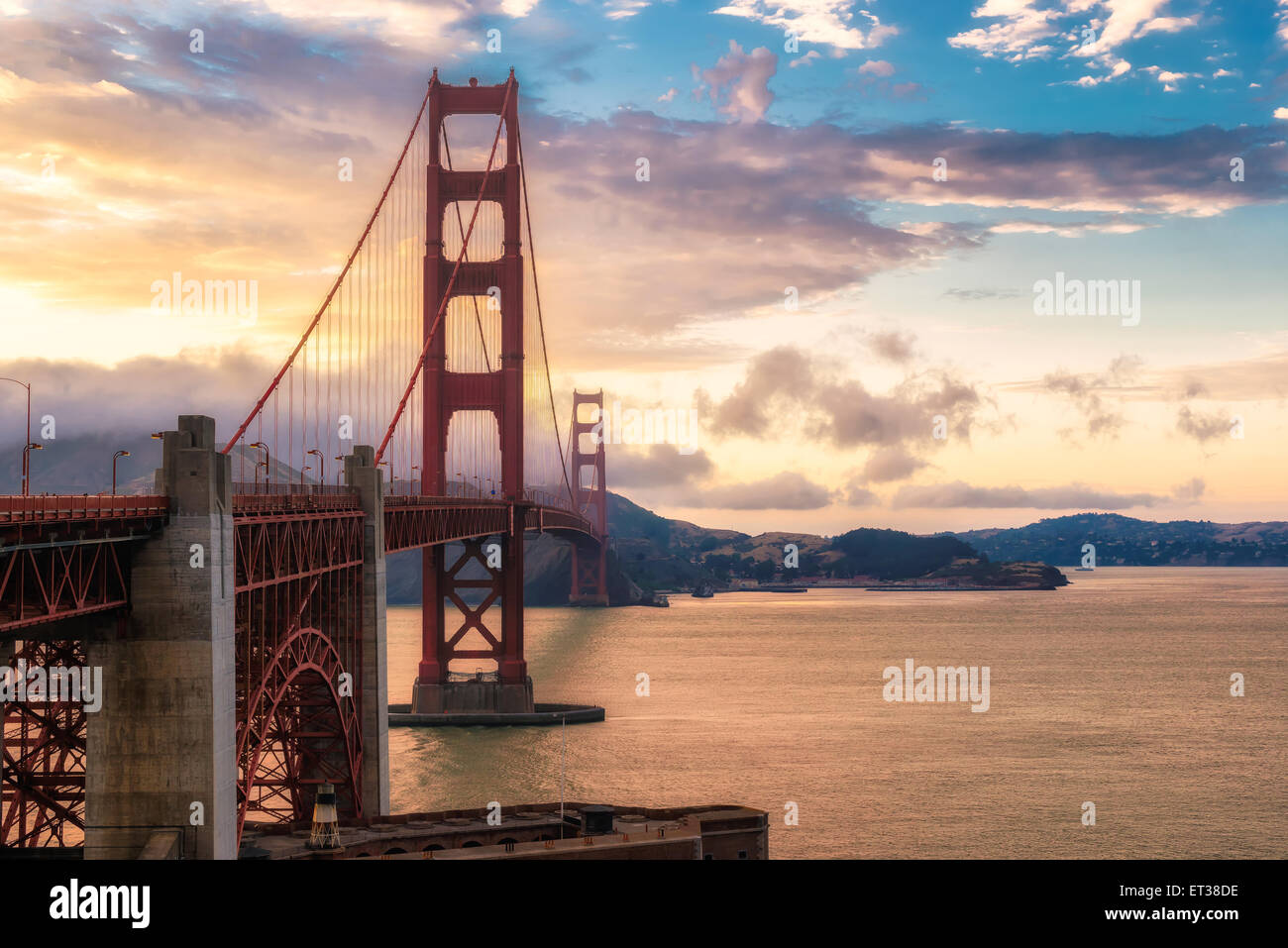 Coucher du soleil sur le Golden Gate Bridge, San Francisco, Californie Banque D'Images