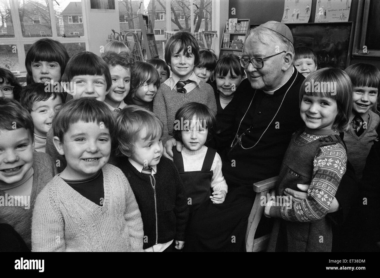 Le docteur Patrick Dwyer, l'Église catholique romaine, archevêque de Birmingham, passe la matinée à parler aux élèves de la Saint Nom de l'école primaire catholique romaine à Cross Lane, Great Barr. Sur la photo, le 19 novembre 1979. Les jeunes sont à confirmer par lui à Banque D'Images