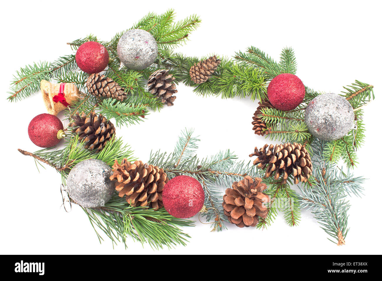Cônes de pin, des aiguilles et des boules de Noël sur fond blanc Banque D'Images