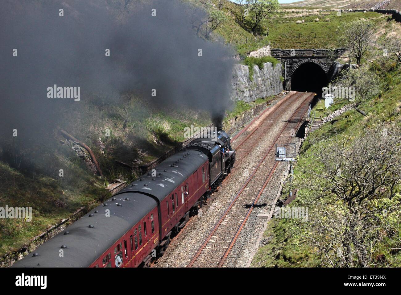 Fellsman sur le célèbre train à vapeur s'installer à Carlisle railway line approchant Blea Moor tunnel dans le North Yorkshire, Angleterre. Banque D'Images