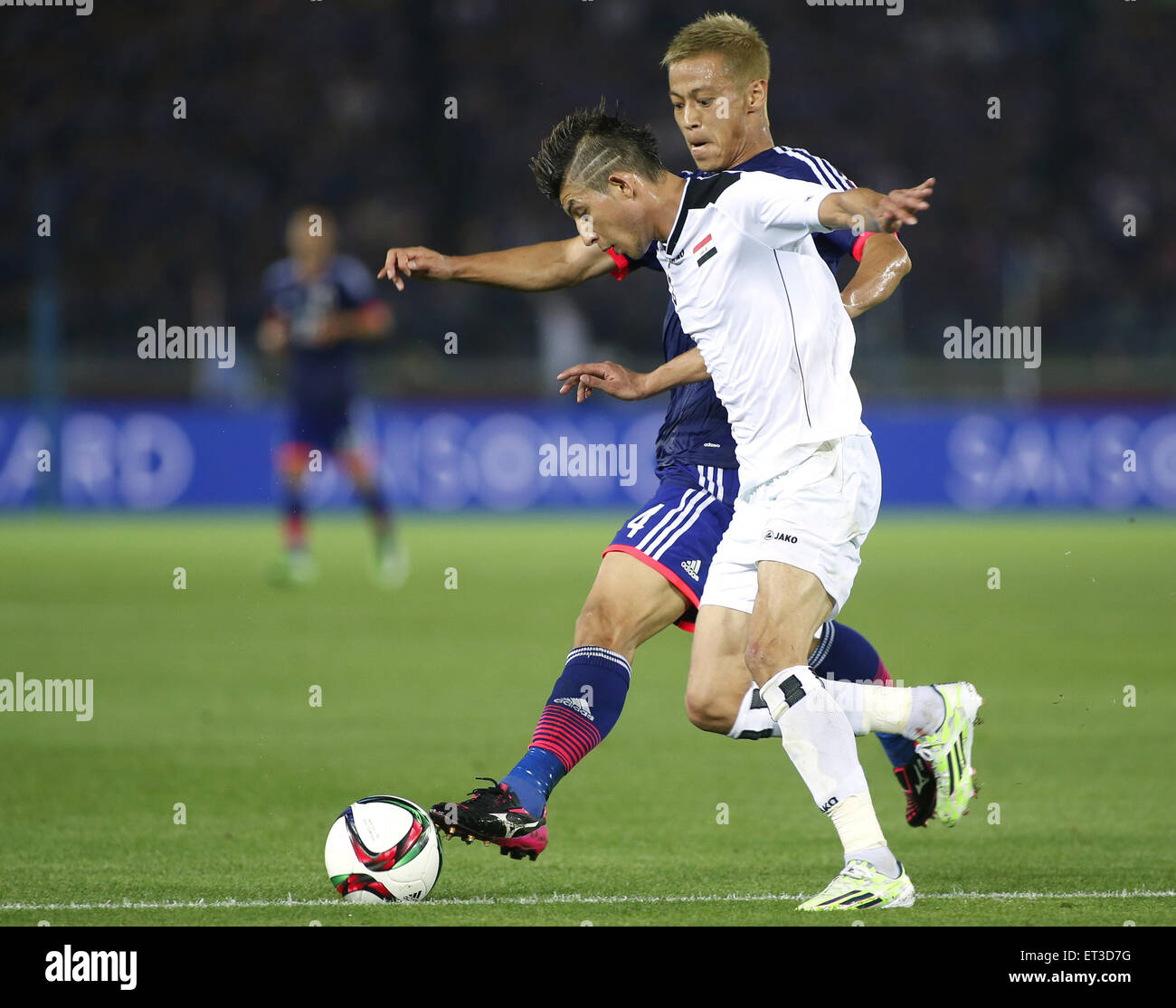 Yokohama, Japon. 11 Juin, 2015. Keisuke Honda (arrière) du Japon et de l'Iraq Ismael Dhurgham rivalisent pour la balle durant le Kirin Challenge Cup à Yokohama, Japon, le 11 juin 2015. Credit : Stringer/Xinhua/Alamy Live News Banque D'Images