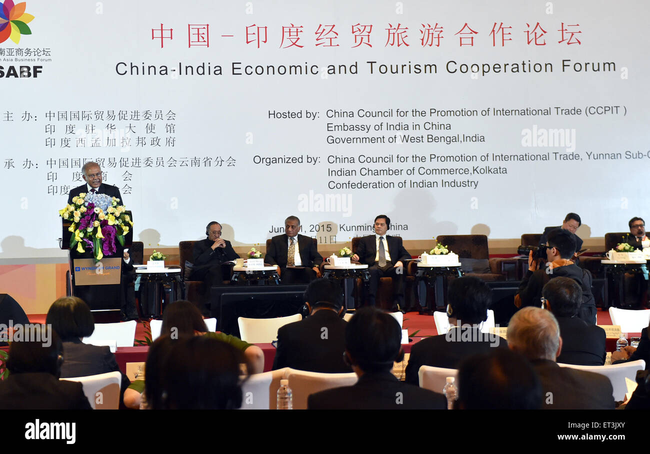 Kunming, province chinoise du Yunnan. 11 Juin, 2015. Les participants sont accueillis à la coopération économique sino-indiennes et du tourisme Forum tenu à Kunming, capitale du sud-ouest de la province chinoise du Yunnan, le 11 juin 2015. Plus de 300 délégués de la Chine et l'Inde ont assisté au forum et ont discuté d'autres coopérations dans les domaines de l'investissement, le tourisme, la construction de l'infrastructure, etc. © Chen Haining/Xinhua/Alamy Live News Banque D'Images