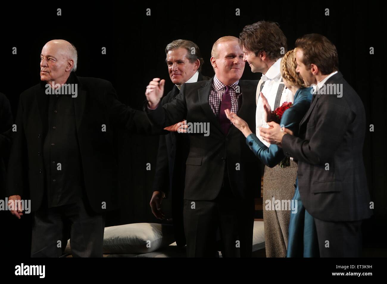 Soirée d'ouverture de l'homme éléphant au kiosque théâtre - Curtain Call. Avec : Bernard Pomerance, Anthony Heald, Scott Ellis, Bradley Cooper, Patricia Clarkson, Alessandro Nivola Où : New York, New York, United States Quand : 07 Déc 2014 Crédit : Joseph Marzullo/WENN.com Banque D'Images