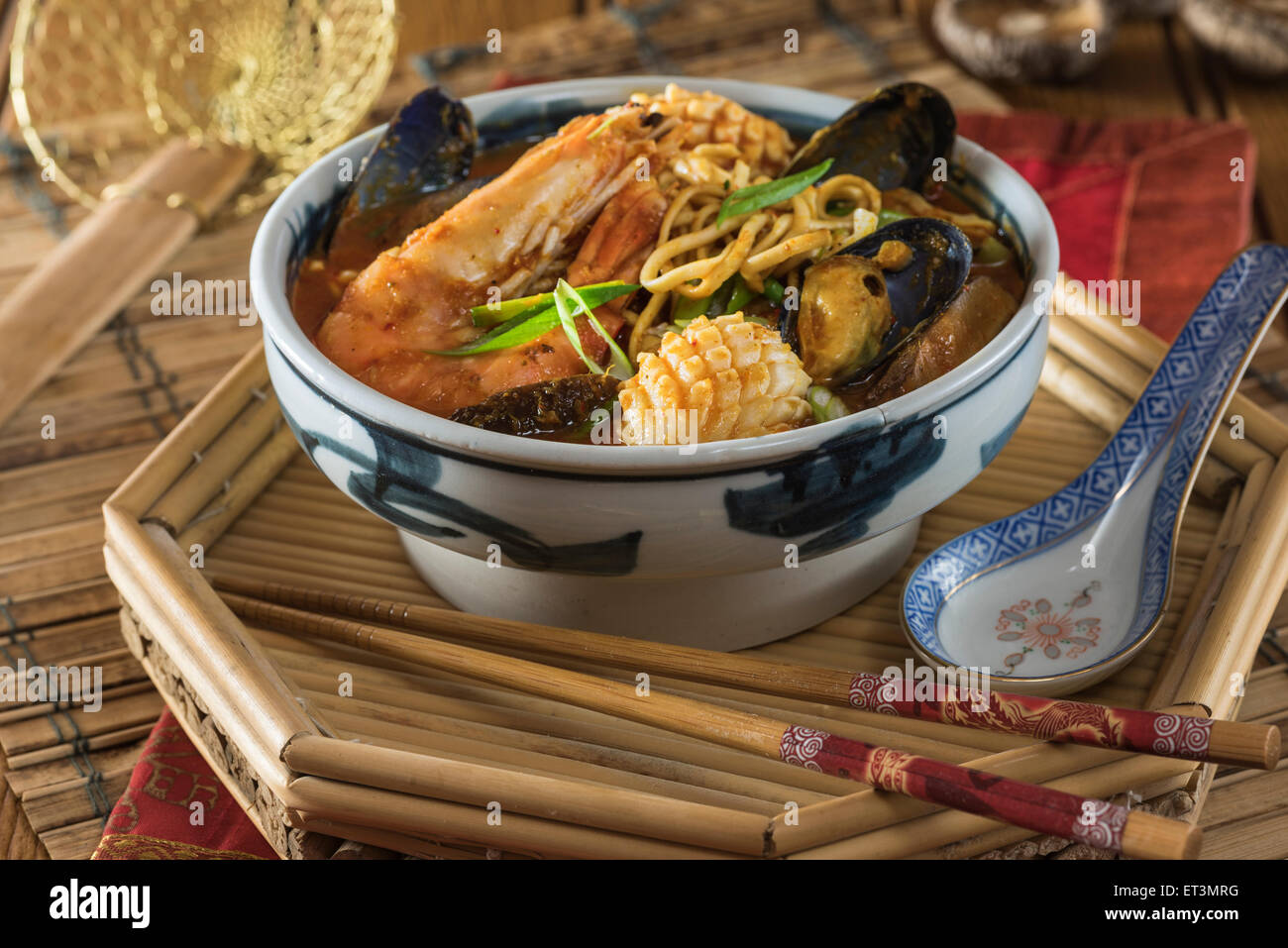 Jjampong. Soupe aux nouilles et fruits de mer de Corée. L'alimentation de la Corée Banque D'Images