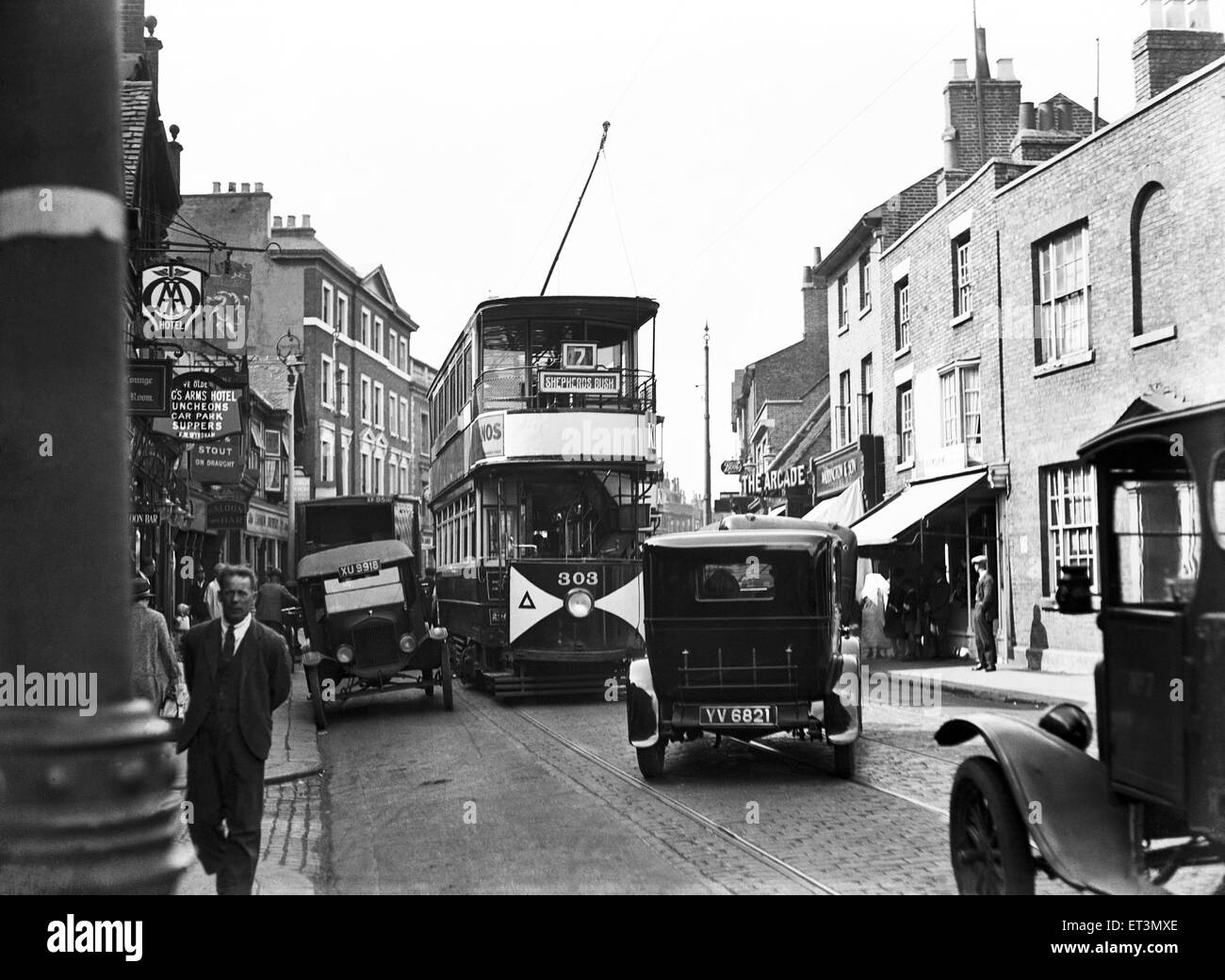 Le tramway numéro 7 Uxbridge Uxbridge blocage de Shepherds Bush High Street. Londres (anciennement MIddlesex) vers 1929 Banque D'Images