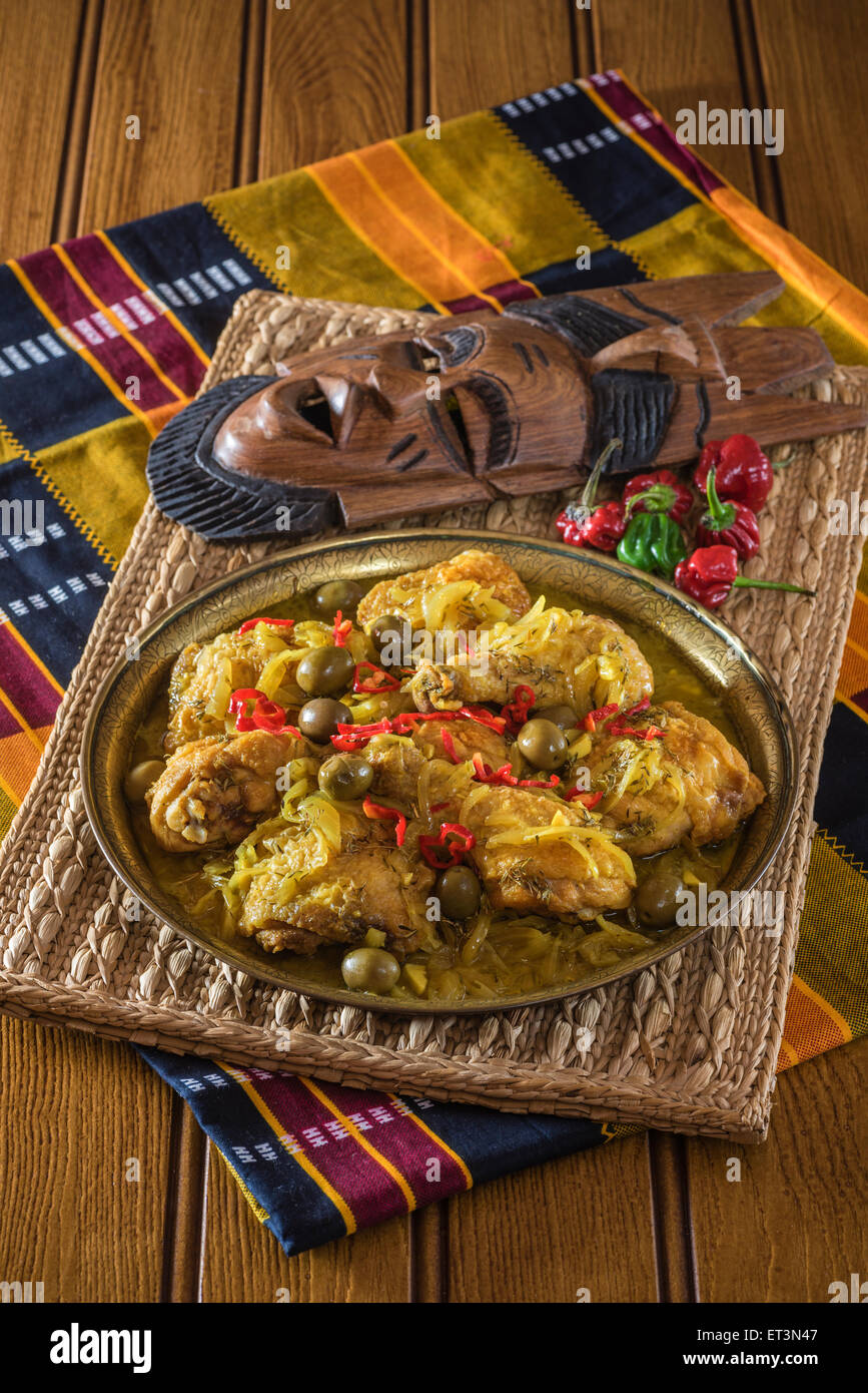 Yassa au poulet. Ragoût de poulet de l'Afrique de l'Ouest. Africa Food Banque D'Images