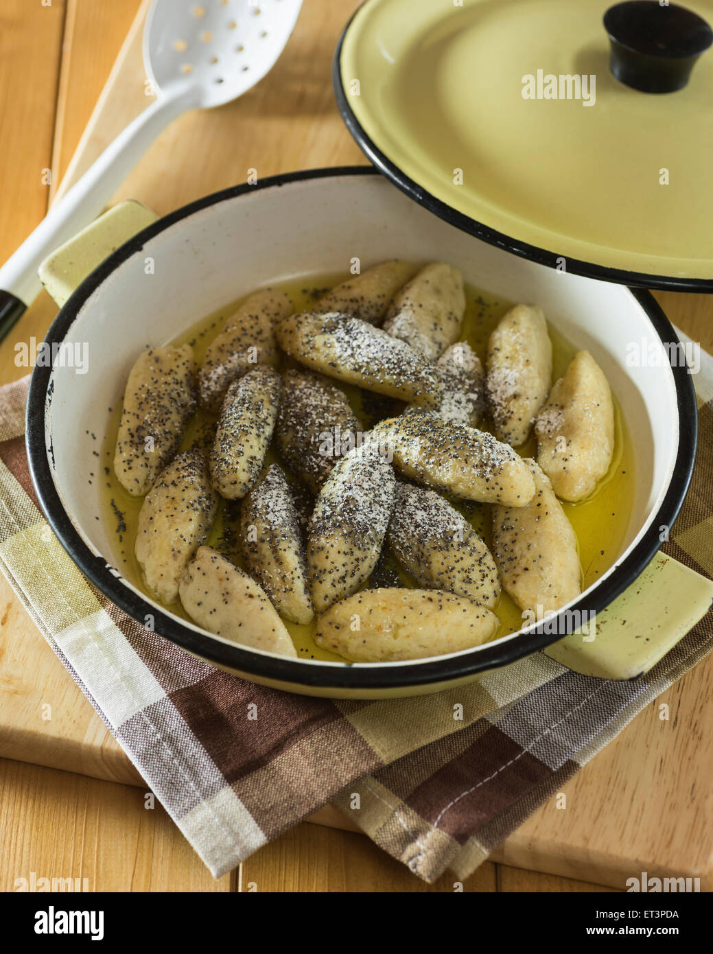 Skubánky. Boulettes de pommes de terre aux graines de pavot. L'alimentation de l'Europe centrale Banque D'Images