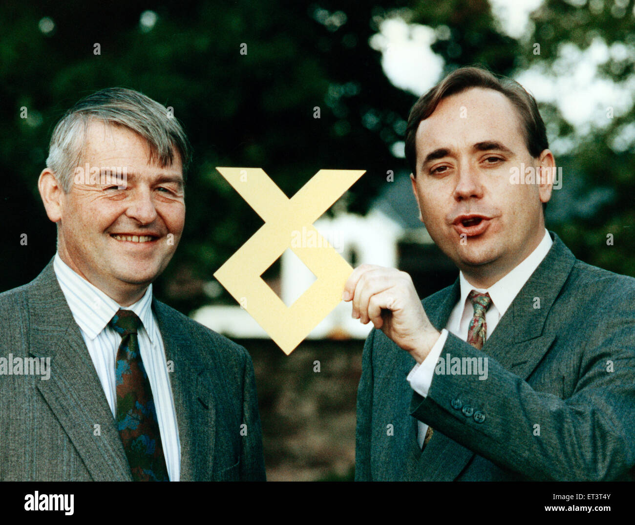Docteur W. Allan Macartney et Alex Salmond au SNP logo. 18 septembre 1991. Banque D'Images