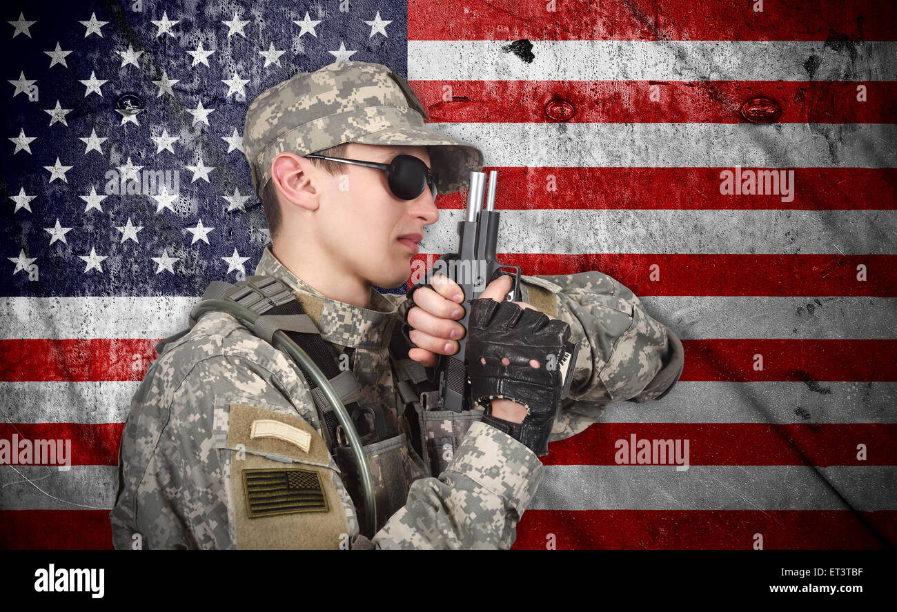 USA soldat avec arme sur un drapeau américain background Banque D'Images