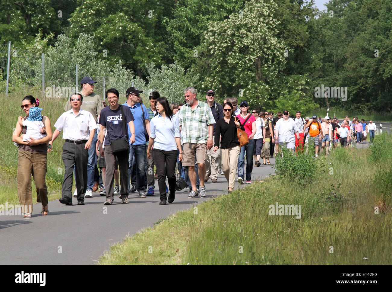 Schönefeld, Allemagne, les personnes exécutant une route de campagne le long de Banque D'Images