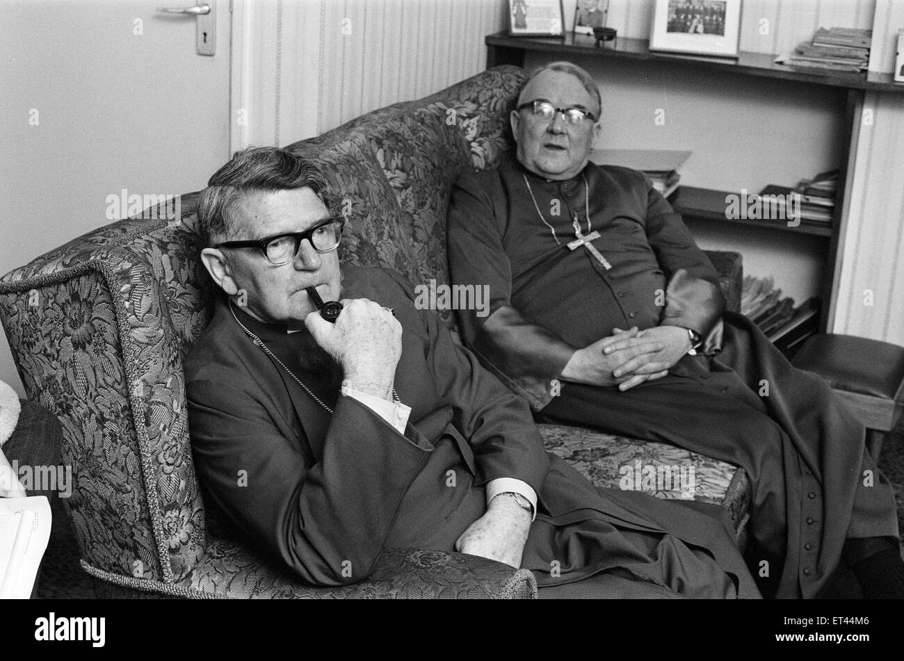 L'évêque de Birmingham, la Rt Rev Laurence Brown et l'archevêque de Birmingham, Mgr George Dwyer, photographié lors d'une conférence de presse dans le presbytère de Sainte Catherine, Église catholique romaine à Bristol Street, Birmingham, le 24 janvier 1972. Ils Banque D'Images