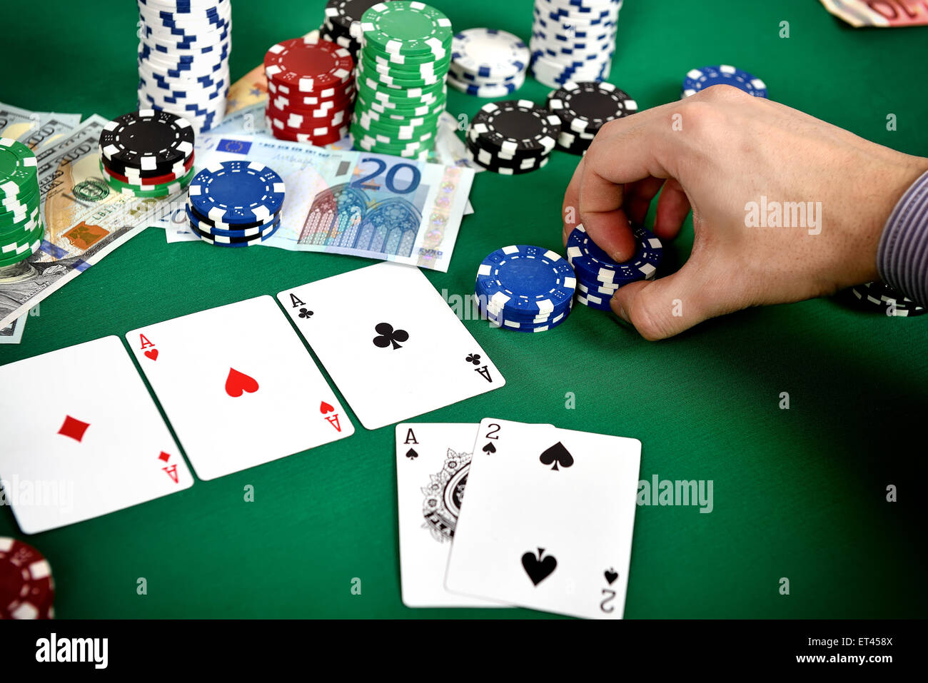 Plaquettes et trois as sur le tableau vert, concept de jeu de poker Banque D'Images