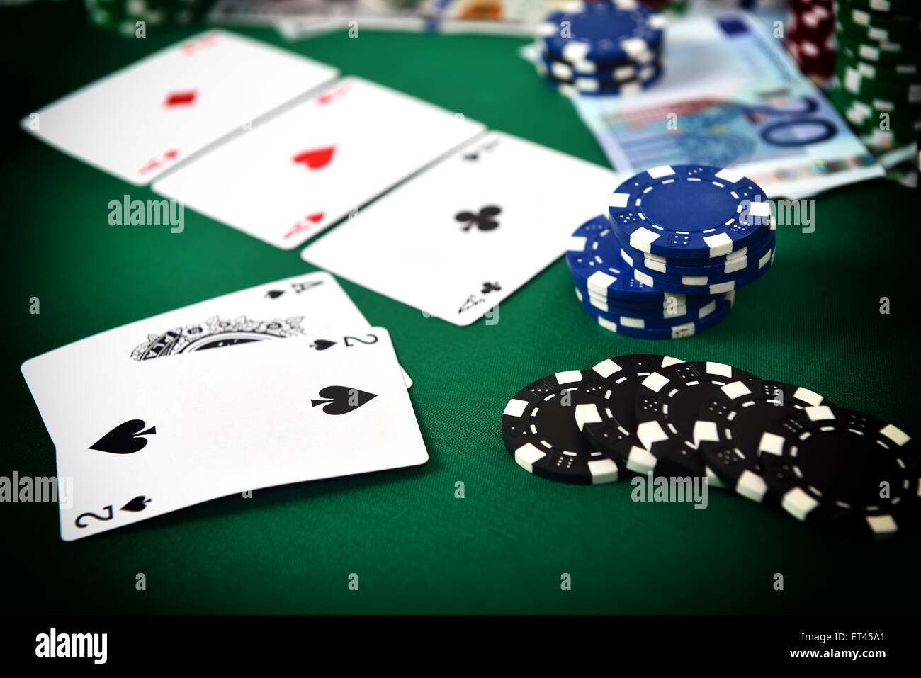 Pile de jetons et cartes sur table verte Banque D'Images