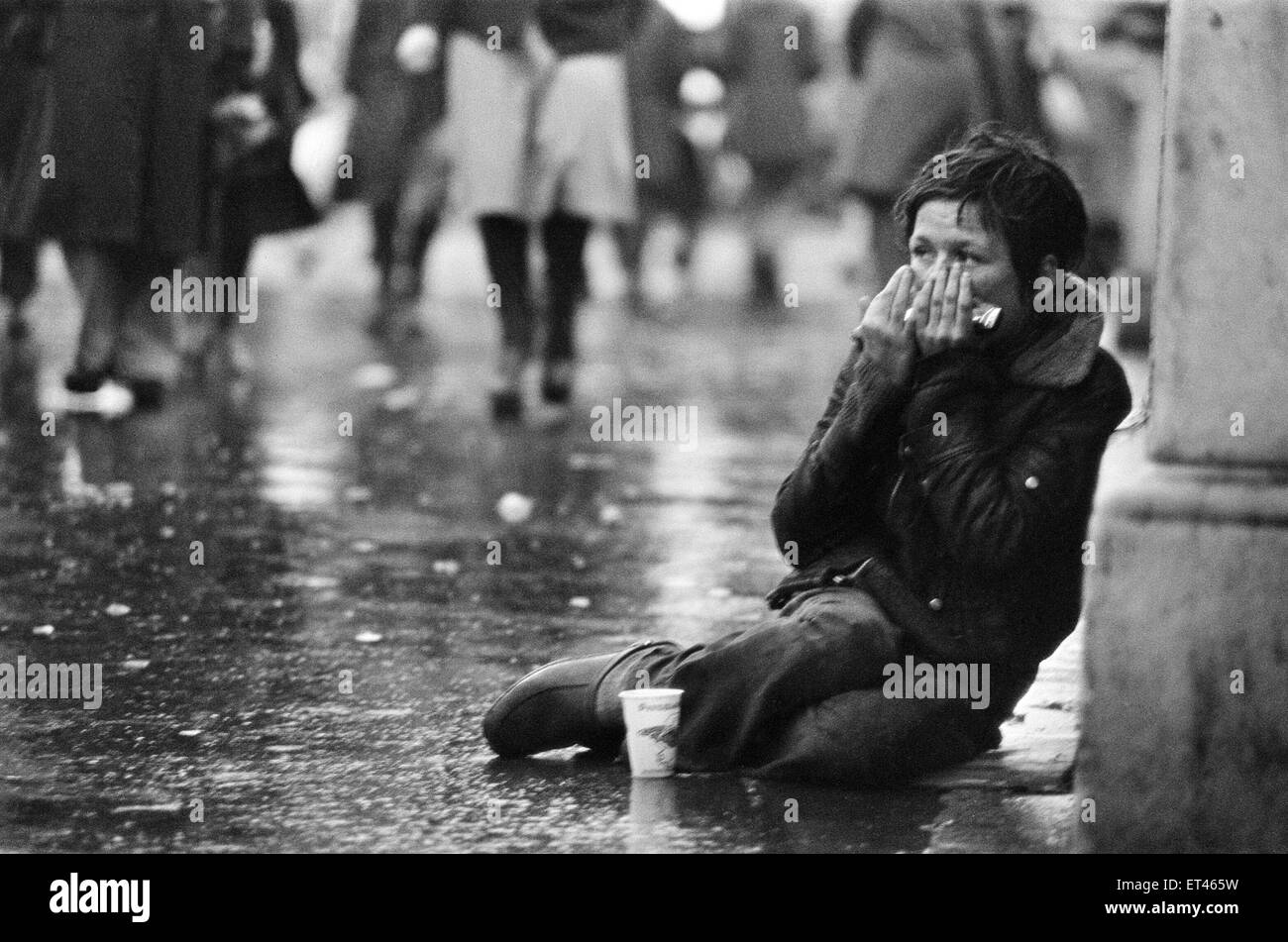 L'enfant mendiant dans les rues de Dublin, République d'Irlande, 8 avril 1978. Banque D'Images