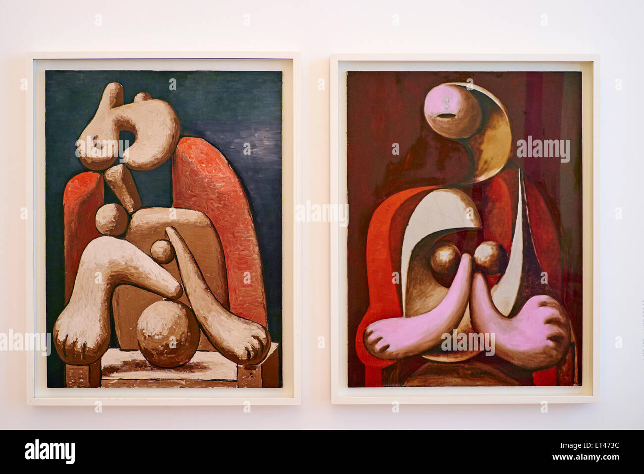 France, Paris, musée Picasso, femme assise dans un fauteuil rouge, 1932 Banque D'Images