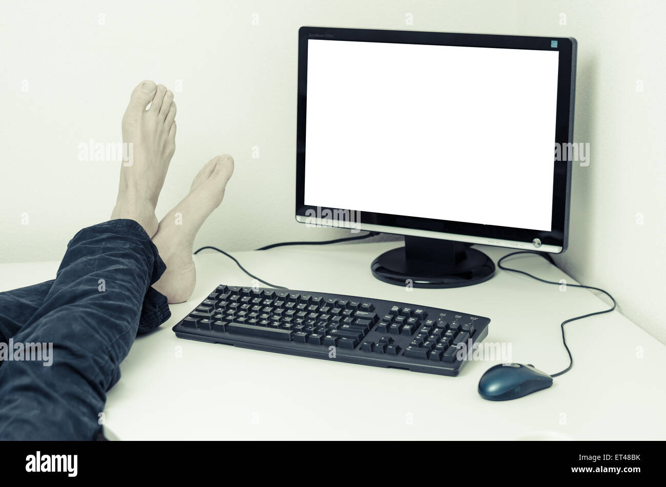 Les jambes et les pieds sans chaussures sur 24 avec écran blanc Banque D'Images