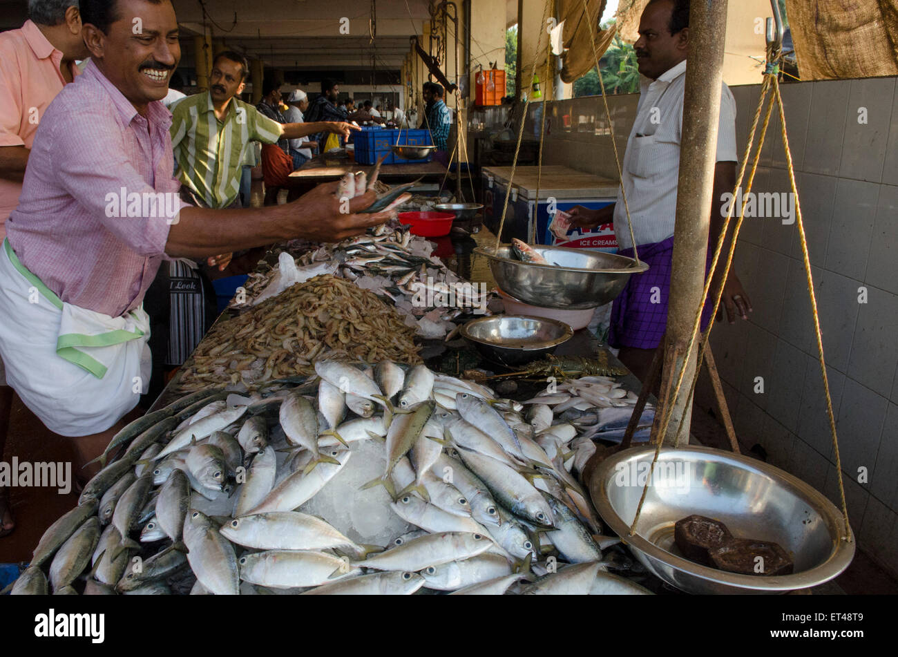 L'homme à la vente du poisson à un Indien marché de plein air Banque D'Images