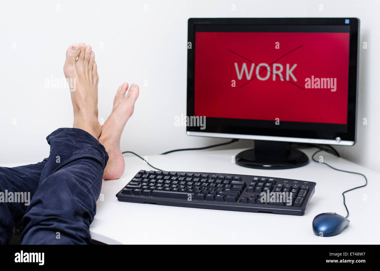 Les jambes et les pieds sans chaussures sur 24 avec écran blanc Banque D'Images