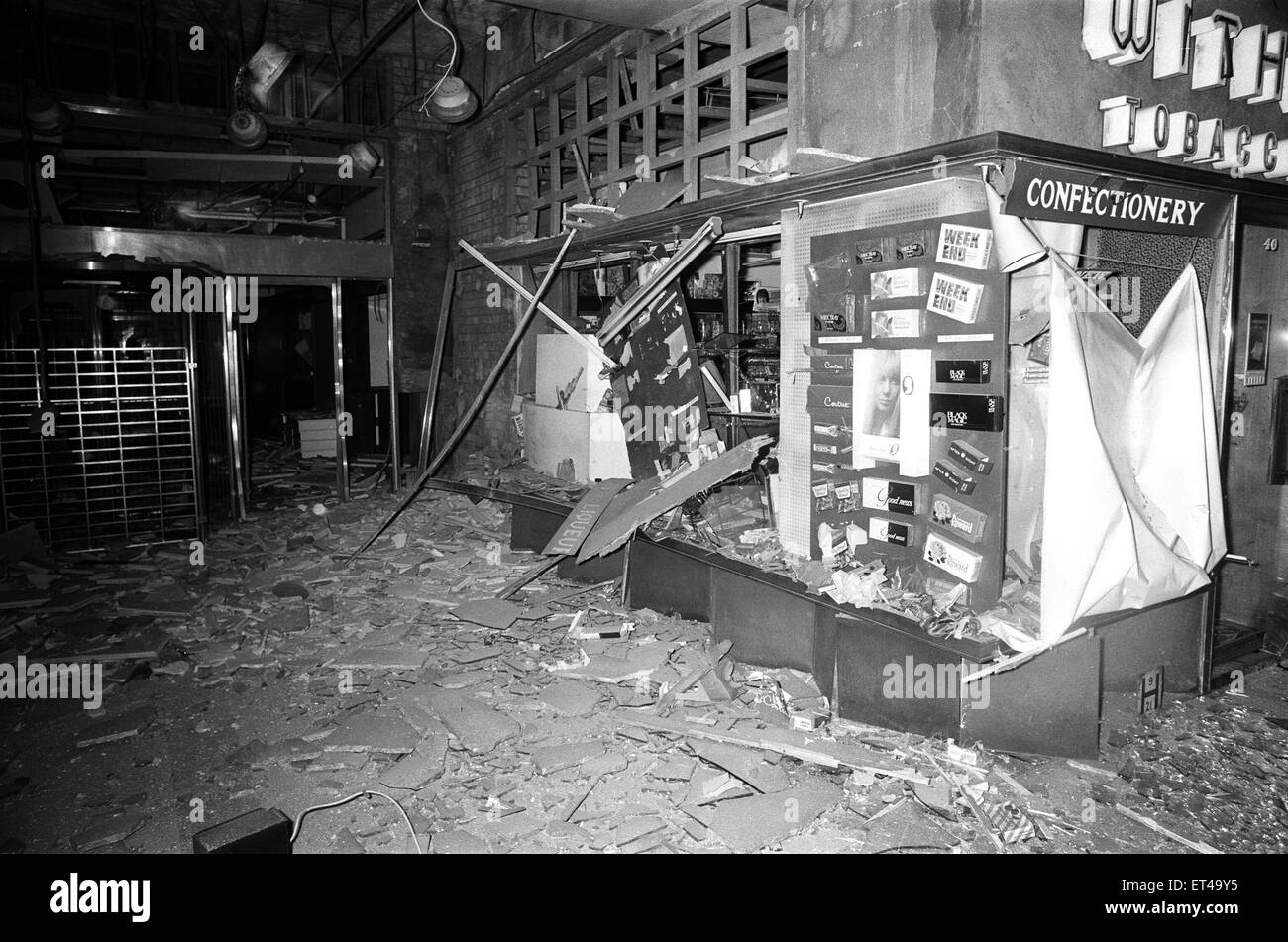 Coulisses de Colmore Circus Shopping Centre à Birmingham après qu'une bombe posée par des terroristes font exploser juste avant minuit. Trente secondes auparavant, une bombe avait explosé à Birmingham, Stephenson Place. 2 janvier 1974. Banque D'Images