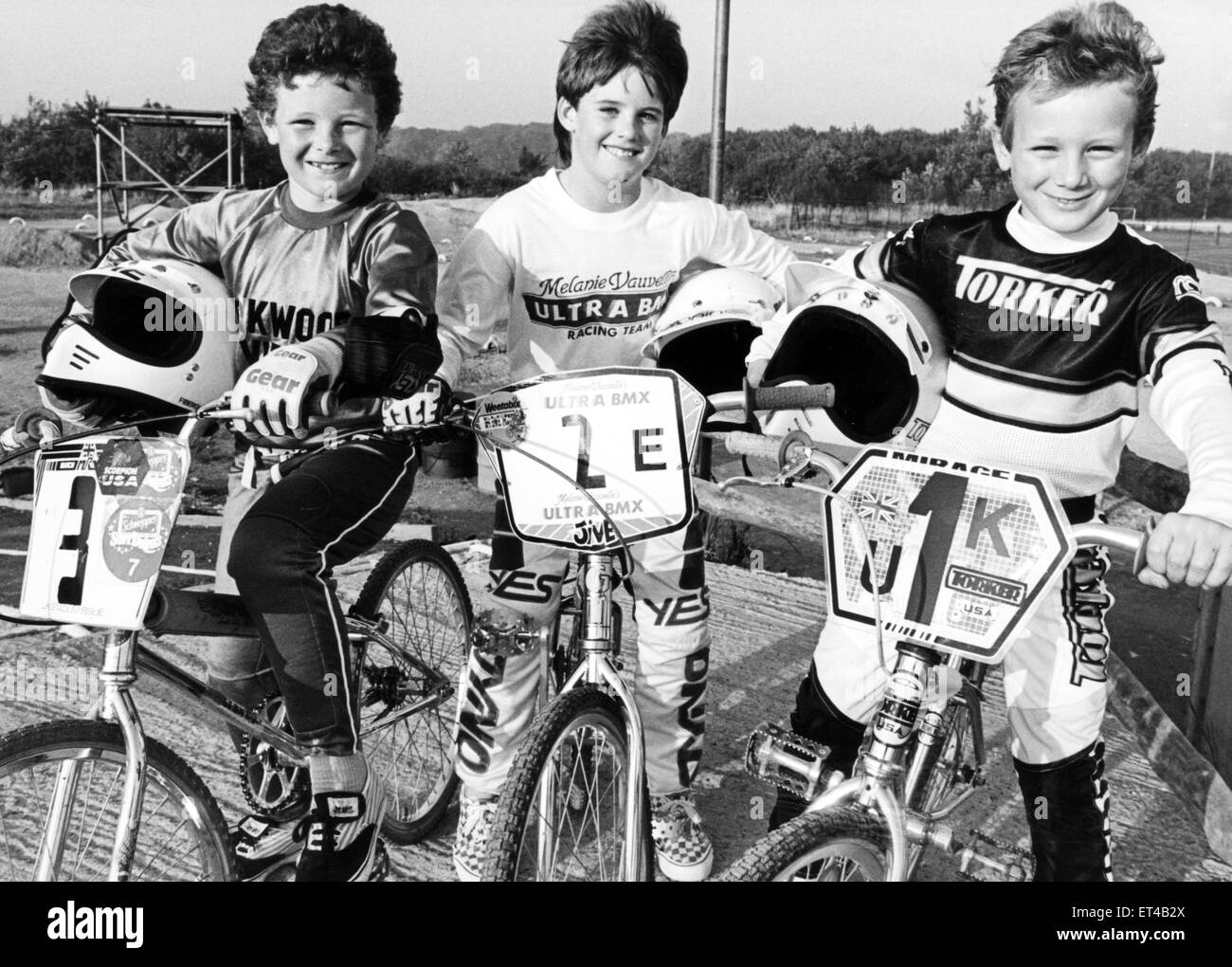 Ces 3 motards du nord-est sont sommet des palmarès au Royaume-Uni classement national de BMX. Le 30 septembre 1986. N° 1 est Gareth lames (à droite), n° 2 Peter Holland (centre) et n° 3 Michael Wood (à gauche). Banque D'Images