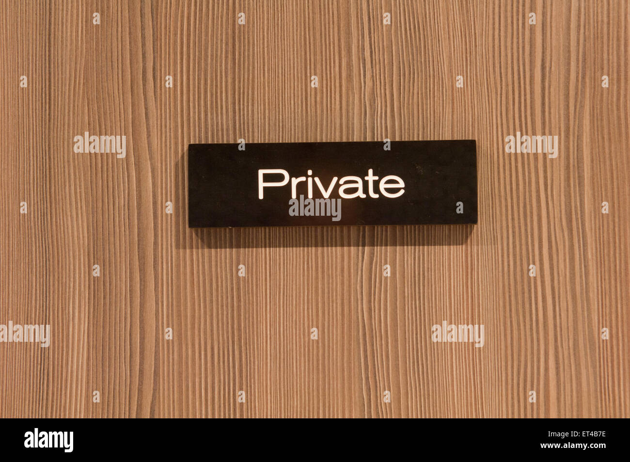 "Privées" moderne signe sur un intérieur en bois porte de bureau. Banque D'Images
