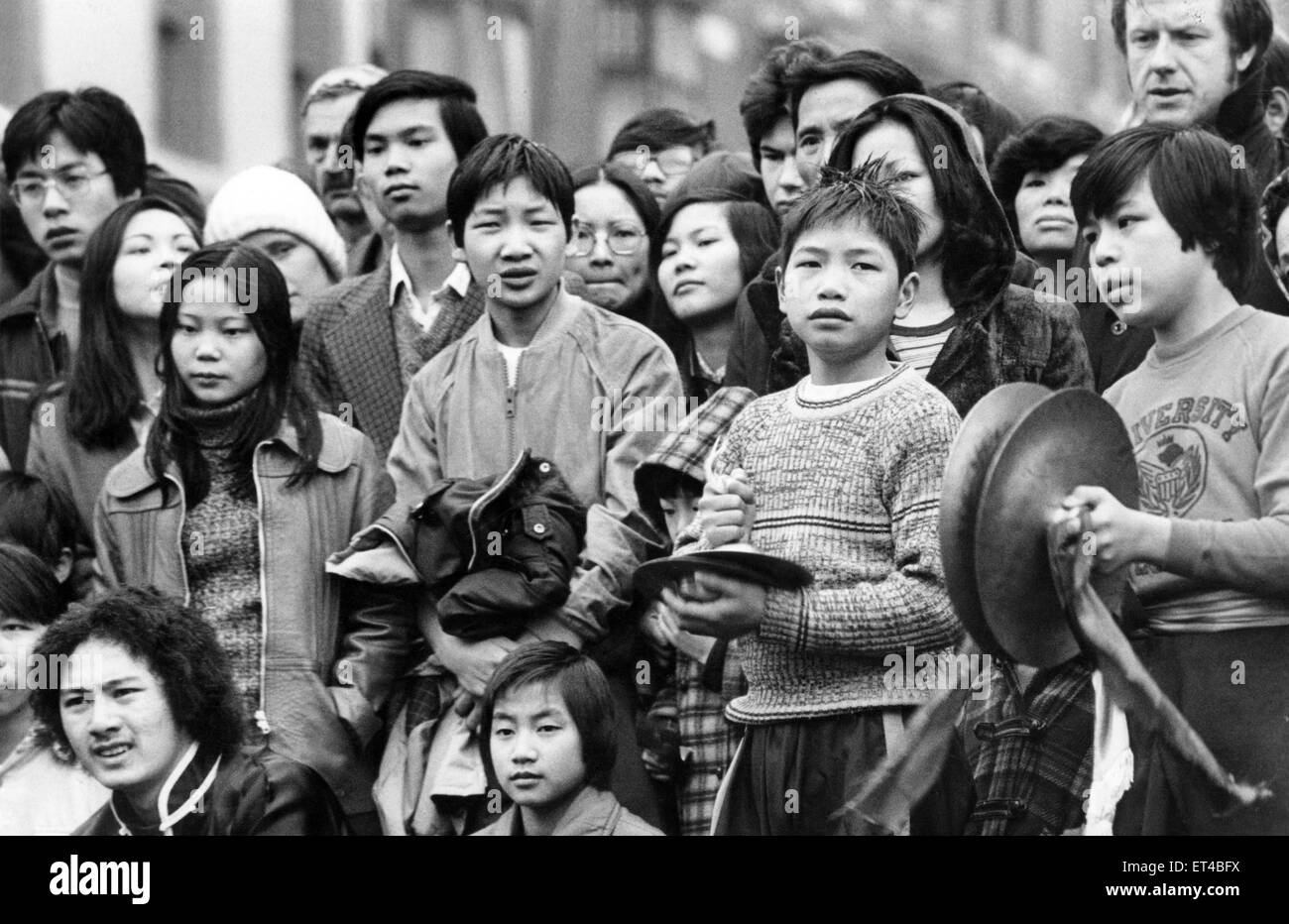 La communauté chinoise de Liverpool a inauguré l'année du serpent avec les fêtes traditionnelles. Courageux spectateurs la pluie pour regarder les festivités à Chinatown, Liverpool, Merseyside. 18 février 1977 Banque D'Images