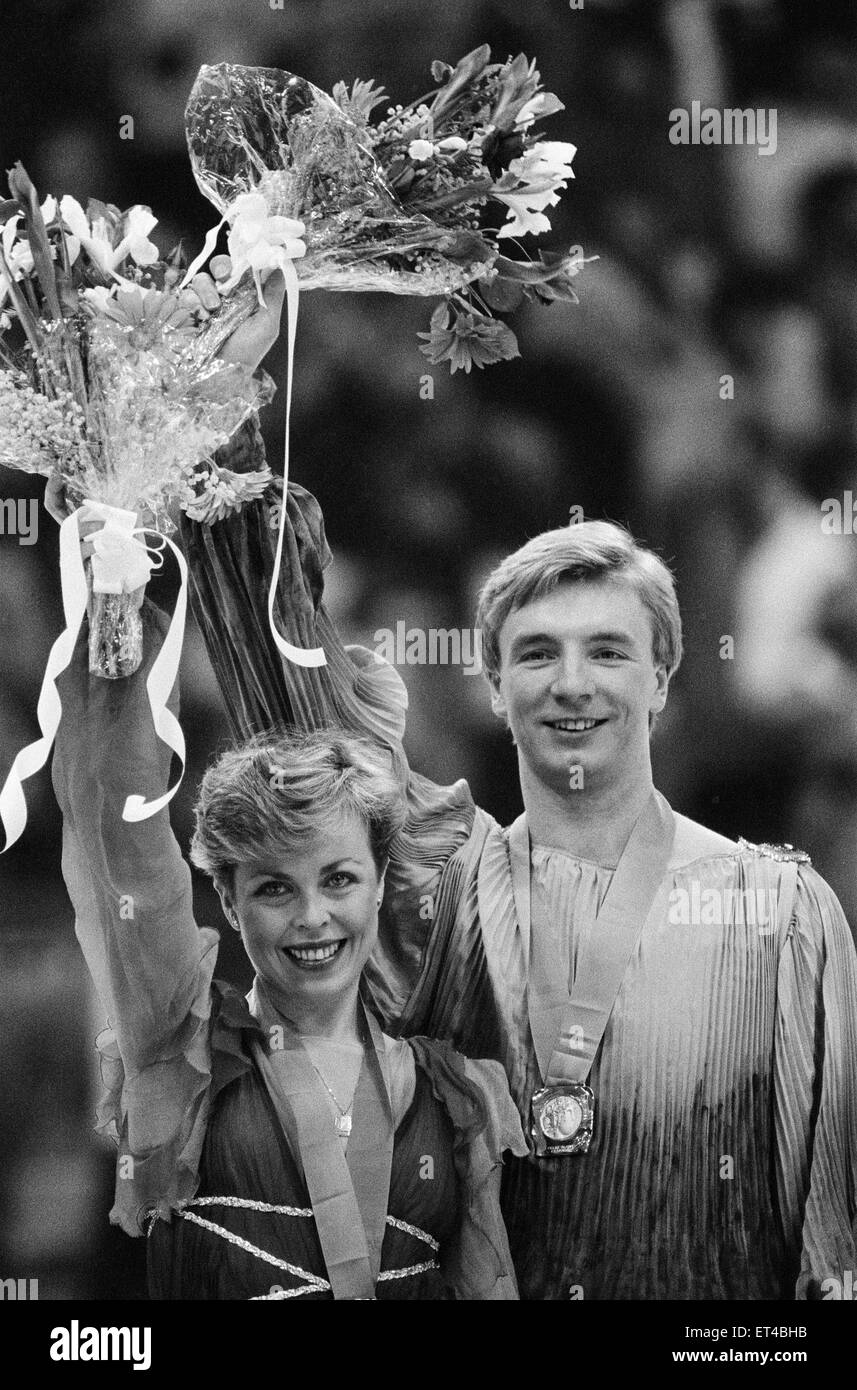 Jeux Olympiques d'hiver de 1984, 14 février 1984. Figure skating, remise de médaille, stade Zetra, Sarajevo, Yougoslavie. Jayne Torvill et Christopher Dean cumulé un sans précédent de 12 des notes parfaites pour gagner la médaille d'or pour cette performance de boléro de routine. Banque D'Images