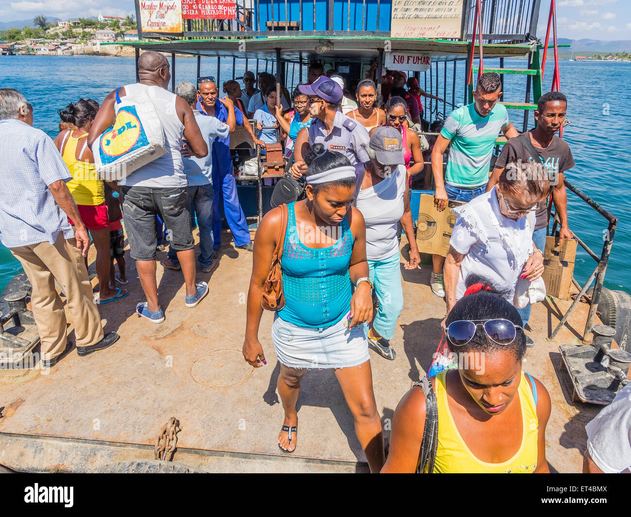 Ferry bondé à Cayo Granma (Island), de Cuba à Santiago de Cuba Province. Banque D'Images