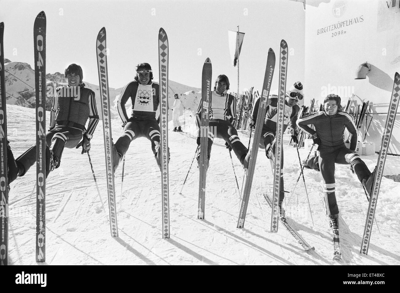 1976 Jeux Olympiques d'hiver, Innsbruck, Autriche. 8e février 1976. L'équipe de ski britannique. L-R : Quentin Sutton (16), Alan Stewart (20), Peter Fuchs (20), Stewart Fitzsimmons (19) et Konrad Bartelski (22) Jeux Olympiques. L'appui de l'équipe eux-mêmes sur des bâtons de skis en face d'eux. Banque D'Images