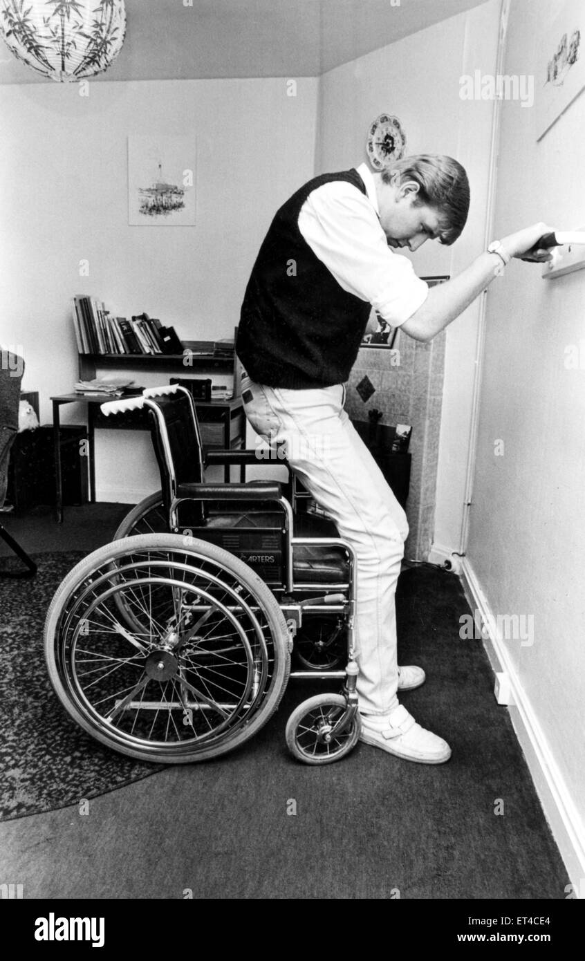 Dave Yewlett, qui était dans un accident de la route quasi-mortel il y a cinq ans, et remporte des médailles sportives en dépit d'être à un fauteuil roulant. Sur la photo à Pen Y TR, Rhiwbina, Cardiff. 28 avril 1987. Banque D'Images