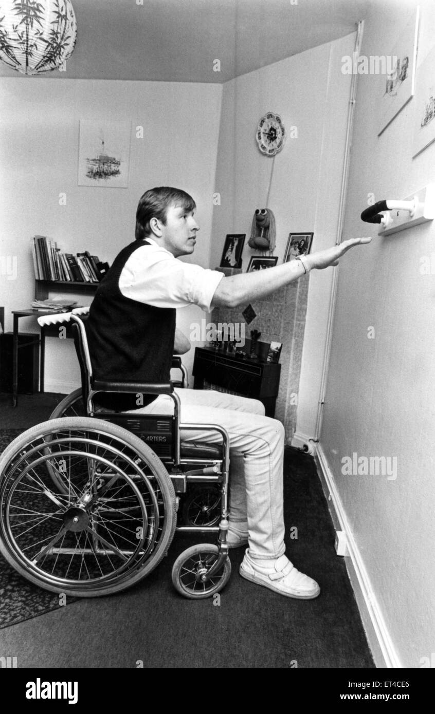 Dave Yewlett, qui était dans un accident de la route quasi-mortel il y a cinq ans, et remporte des médailles sportives en dépit d'être à un fauteuil roulant. Sur la photo à Pen Y TR, Rhiwbina, Cardiff. 28 avril 1987. Banque D'Images