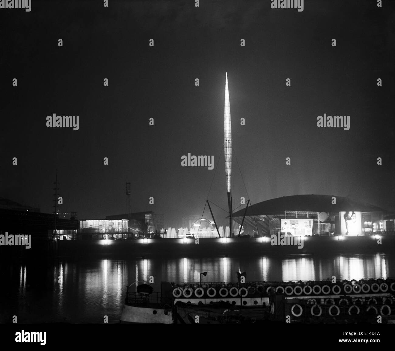 Répétition générale de l'éclairage sur le Festival of Britain site de South Bank, montrant le Skylon et le dôme de la découverte, Londres. 23 avril 1951. Banque D'Images