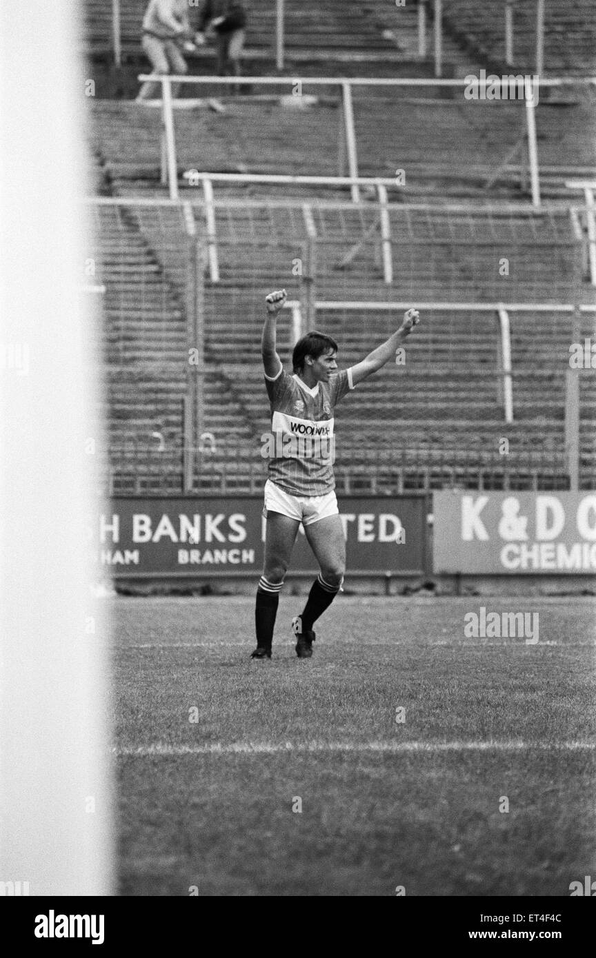Charlton Athletic dernier match au sol avant leur déménagement de la vallée à Selhurst Park. Charlton Athletic a battu Stoke City 2-0. Charlton célébrer l'un de leurs deux objectifs avec vide se tient derrière. 21 septembre 1985. Banque D'Images