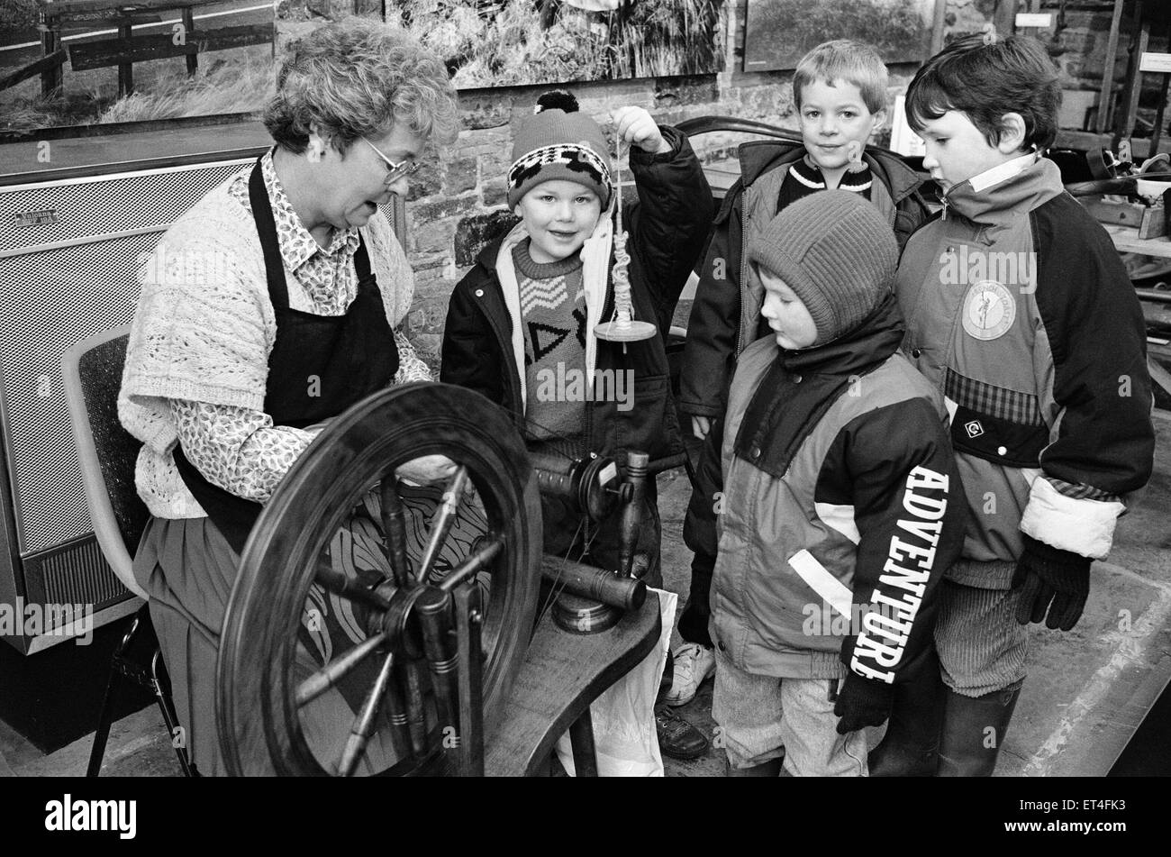 Les filatures de la... Mme Marie Cooper démontre l'art de la filature d'un groupe d'enfants qui ont visité le Musée à l'Moldgreen Tolson pour un atelier d'artisanat d'agriculture. L'atelier, qui comprend le beurre de décisions, sera repris le 13 avril et le 8 juin. Le musée organise des ateliers d'artisanat textile le 16 mars, 4 mai et 6 juillet. Sur la photo 16 février 1991. Banque D'Images
