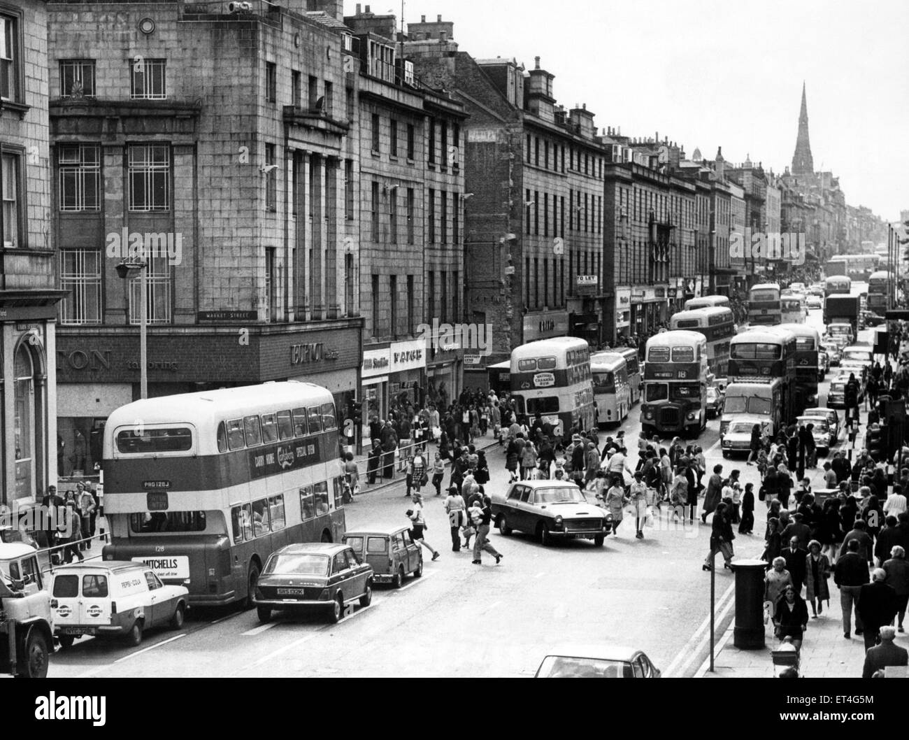 L'Aberdeen Shoppers pack¿la rue Union mais sont-ils heureux au sujet du prix qu'ils auront à payer ? 12 septembre 1973. Banque D'Images