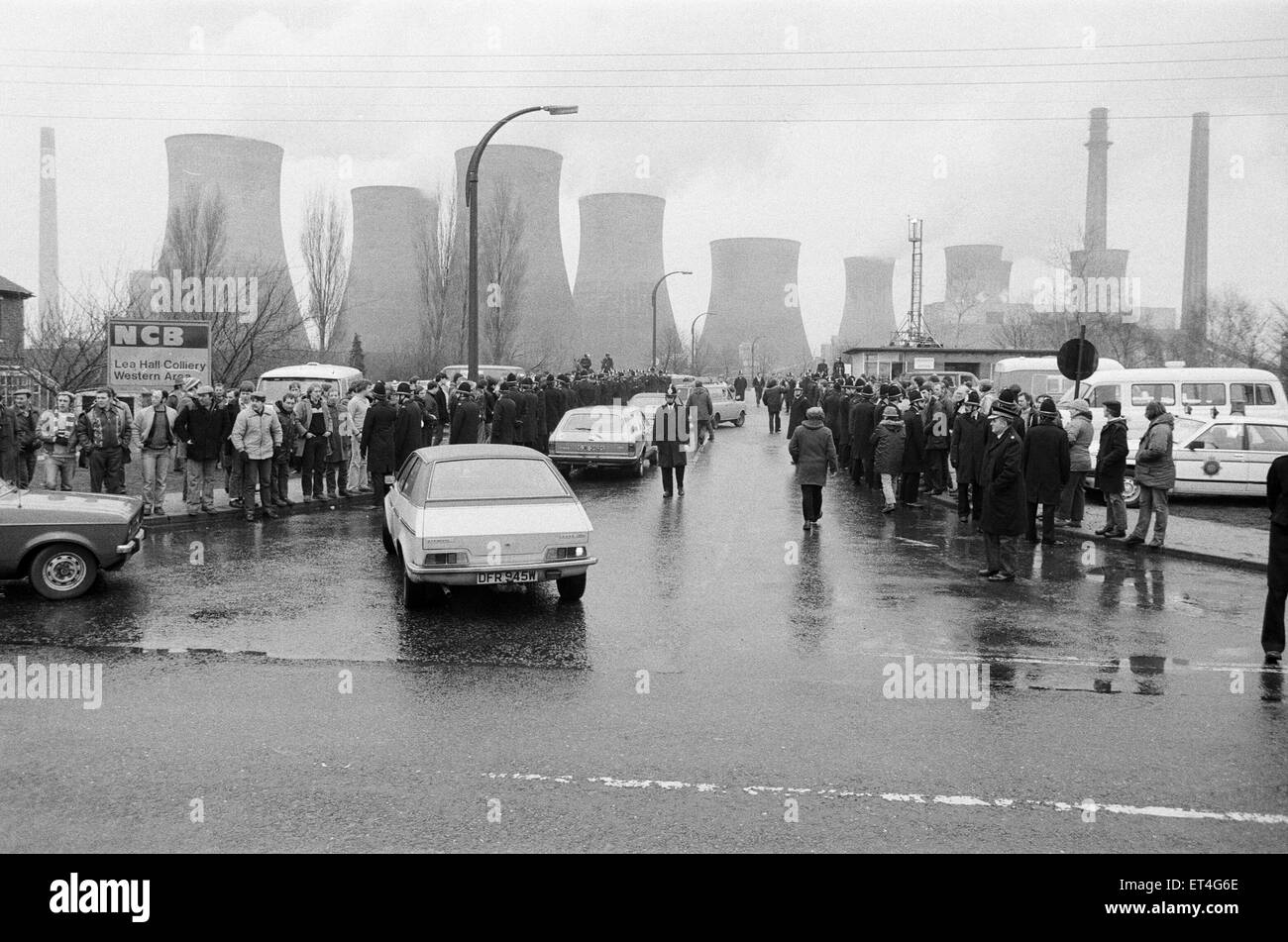 1984 - Grève des mineurs de 1985, sur la photo. Piquets et Police à Lea Hall Colliery, Turckheim, Staffordshire, Angleterre, le lundi 26 mars 1984. Arthur Scargill, président de la NUM, a déclaré que les grèves dans les divers domaines du charbon devait être une grève nationale et Banque D'Images