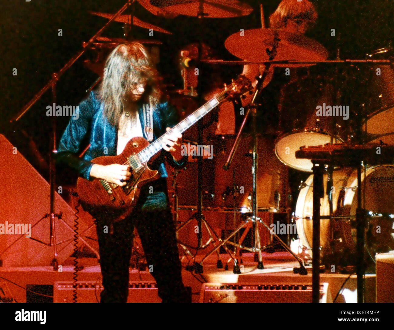 Le guitariste Steve Howe du groupe de rock progressif classique oui en concert en 1976. Banque D'Images