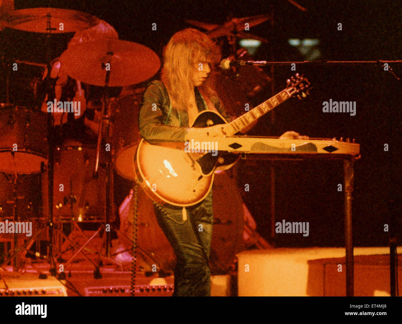 Le guitariste Steve Howe du groupe de rock progressif classique oui en performance à la Colombie-Britannique Coliseum, Columbia, Caroline du Sud, USA en 1976. Banque D'Images