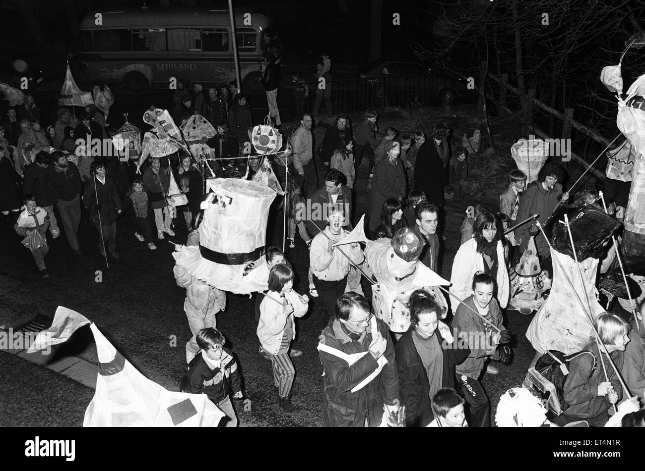 Que la lumière soit... les sensations et les déversements du cirque est venu à Slaithwaite Dans Moonraking pour le neuvième festival. La journée supplémentaire de 1992 a été choisi pour commémorer la légende locale qui dit que les villageois ont essayé de ratisser le reflet de la lune à partir de la surface du canal. Ce géant de lune a été tirée le long de la procession. Des lanternes éclairait le chemin. 29 février 1992. Banque D'Images
