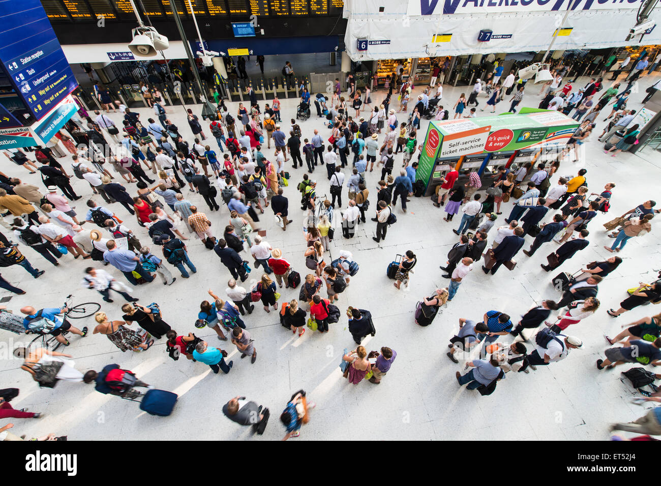 La foule l'attente à une station de train Banque D'Images