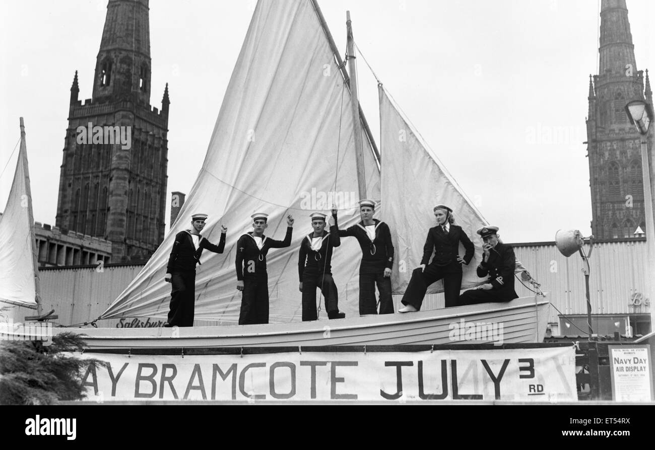 Les Cadets de la marine vu ici en centre-ville de Coventry le RNAS publicité Bramcote jour Marine Air Afficher. Vers juin 1954 Banque D'Images
