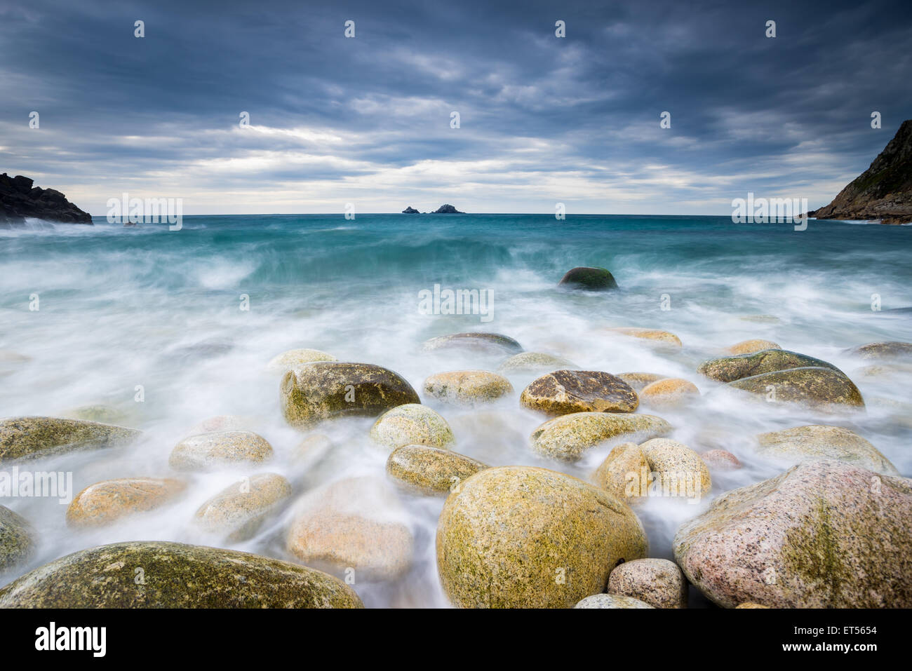 Plage De Porth Couverte De Blocs Nanven A La Fin De Lit Bebe Vallee Avec Le Brisons Sur L Horizon Cornwall England Uk Europe Photo Stock Alamy