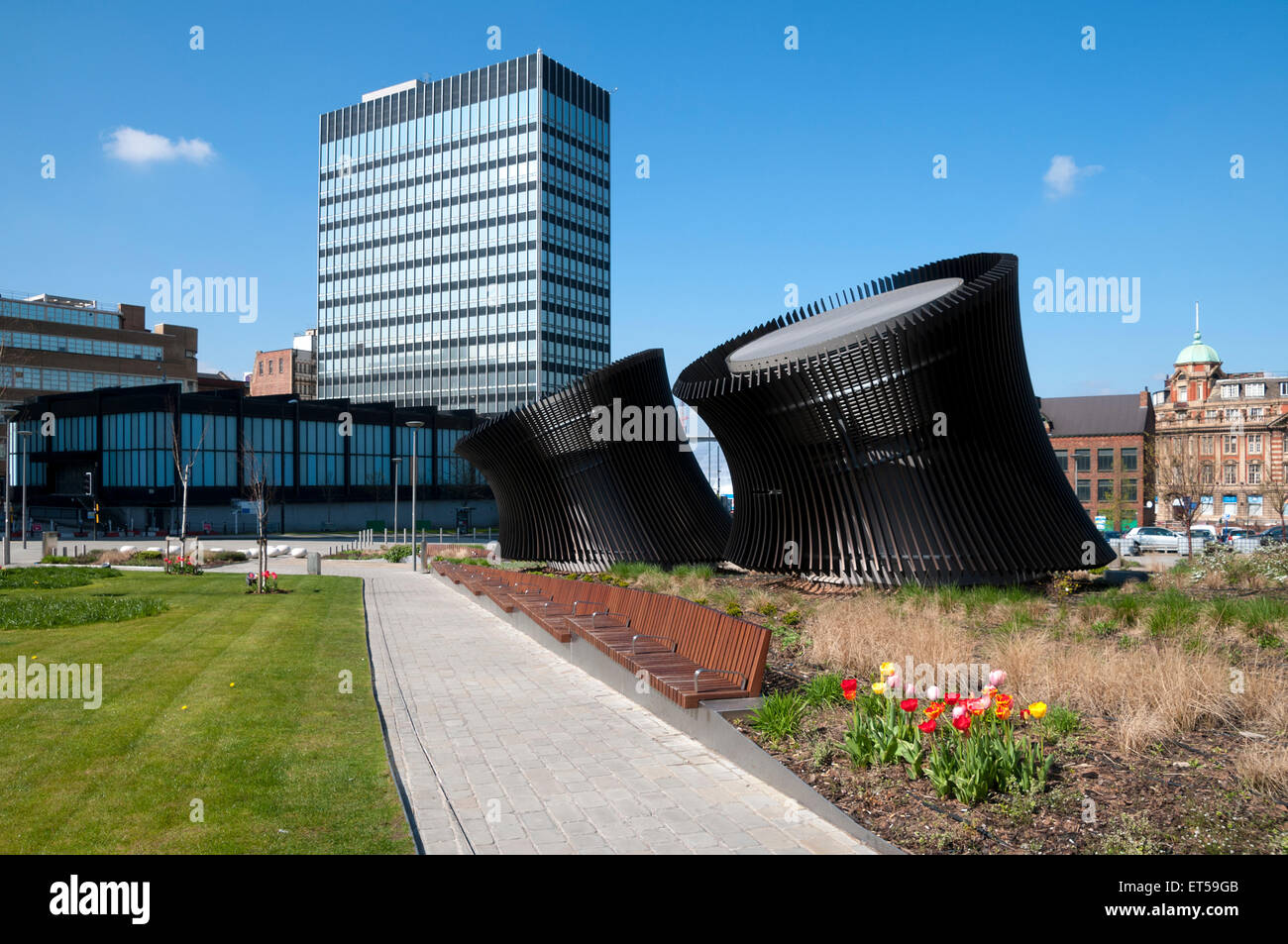 Nouveau Siècle de Angel Square, Manchester, Royaume-Uni. Les objets au premier plan sont pour un système de chauffage et de ventilation. Banque D'Images