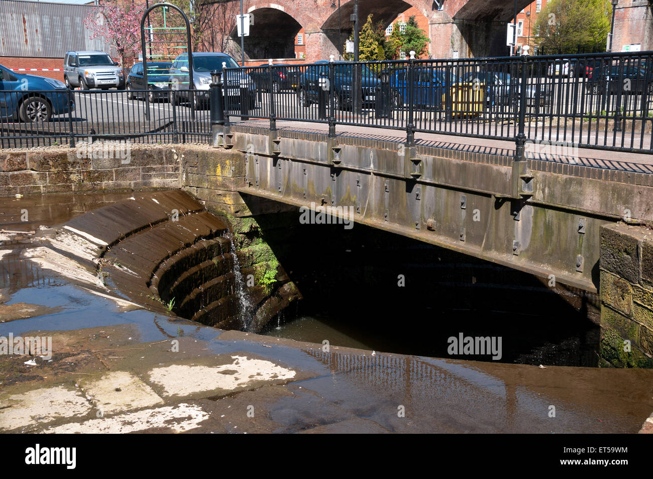 Canal-déversoir qui prend l'eau en excès à la rivière Medlock, le Castlefield, Manchester, Angleterre, RU Banque D'Images