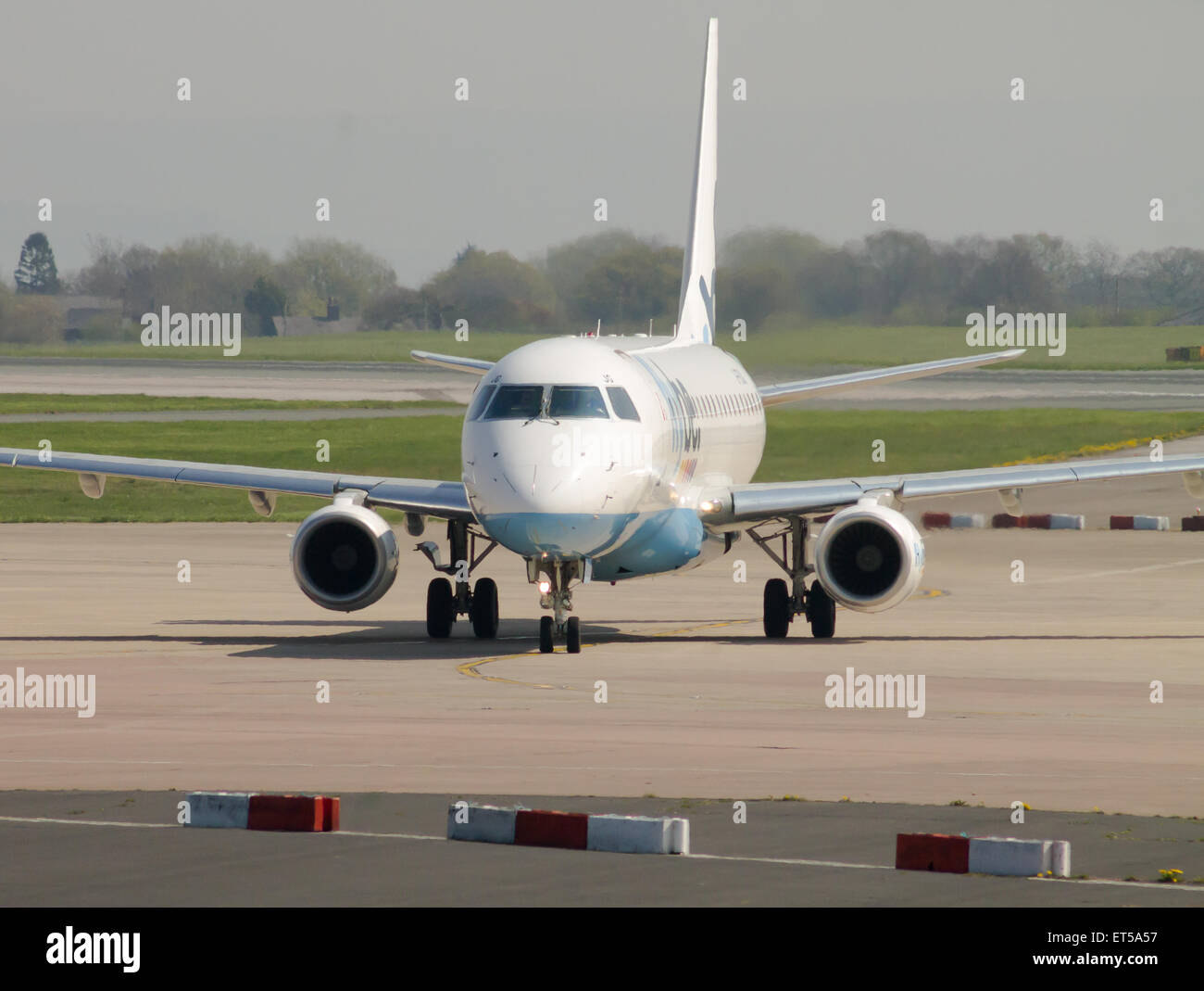 Flybe Embraer ERJ-175 (G-FBJB) roulage sur l'Aéroport International de Manchester de circulation. Banque D'Images