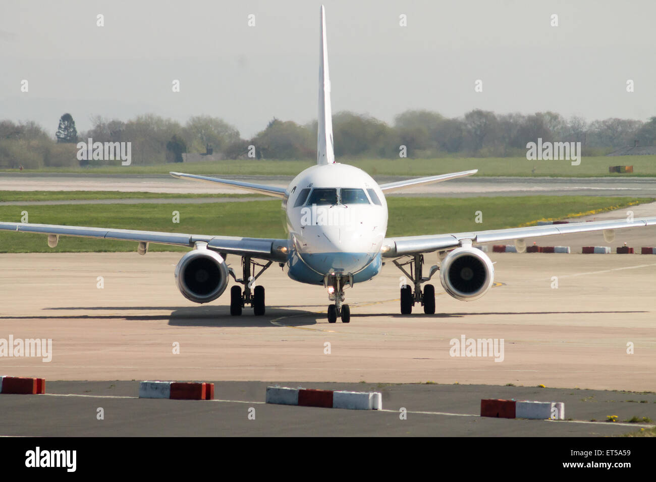 Flybe Embraer ERJ-175 (G-FBJB) roulage sur l'Aéroport International de Manchester de circulation. Banque D'Images